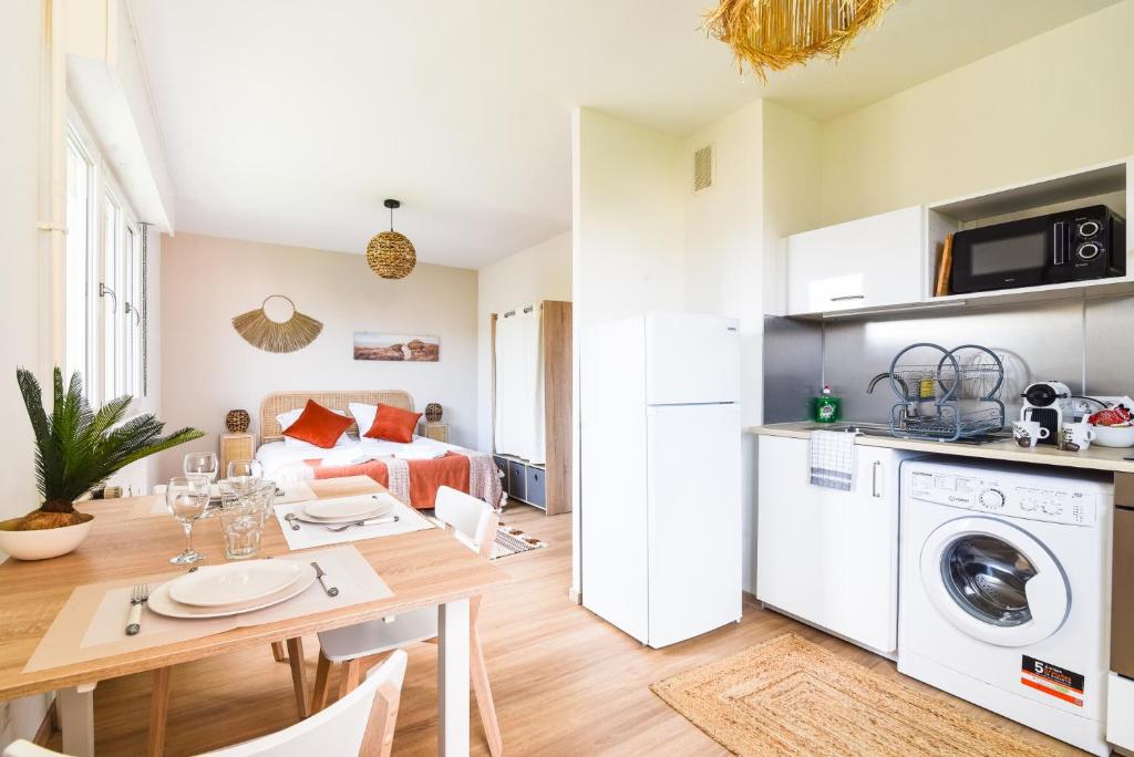 een keuken en een woonkamer met een tafel en een eetkamer bij Élégant - Le RemarKable - Parking in Saverne