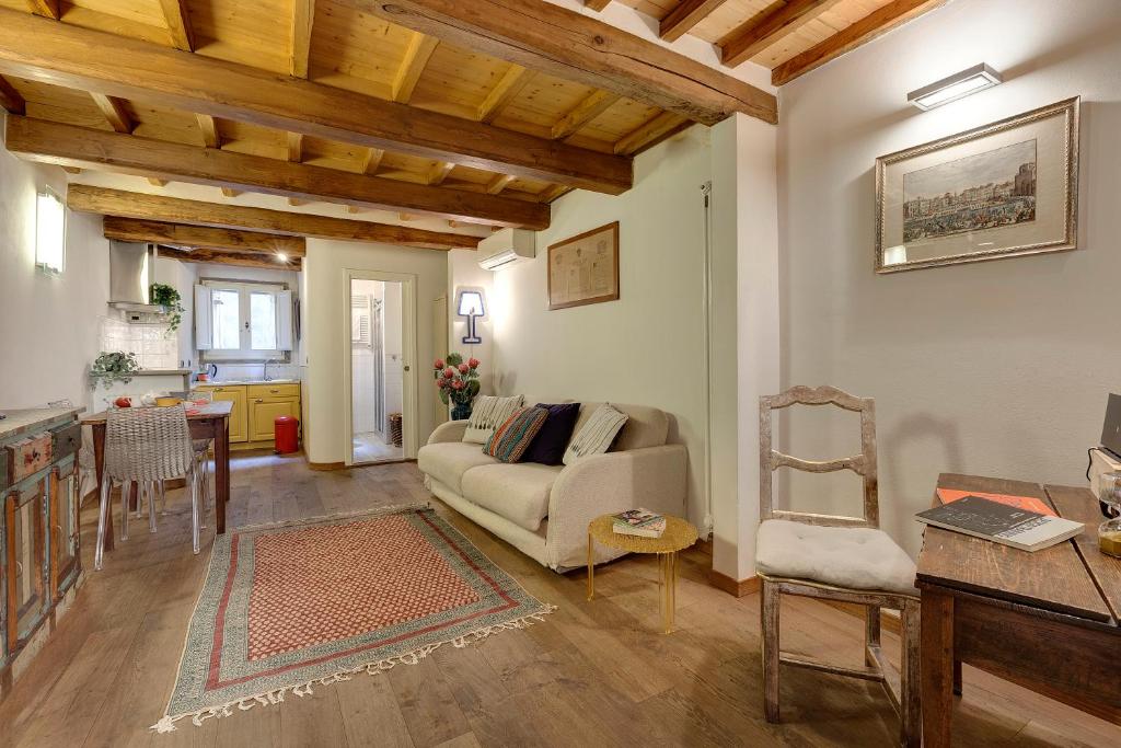 un soggiorno con divano e tavolo di Mamo Florence - Diciotto Apartment a Firenze