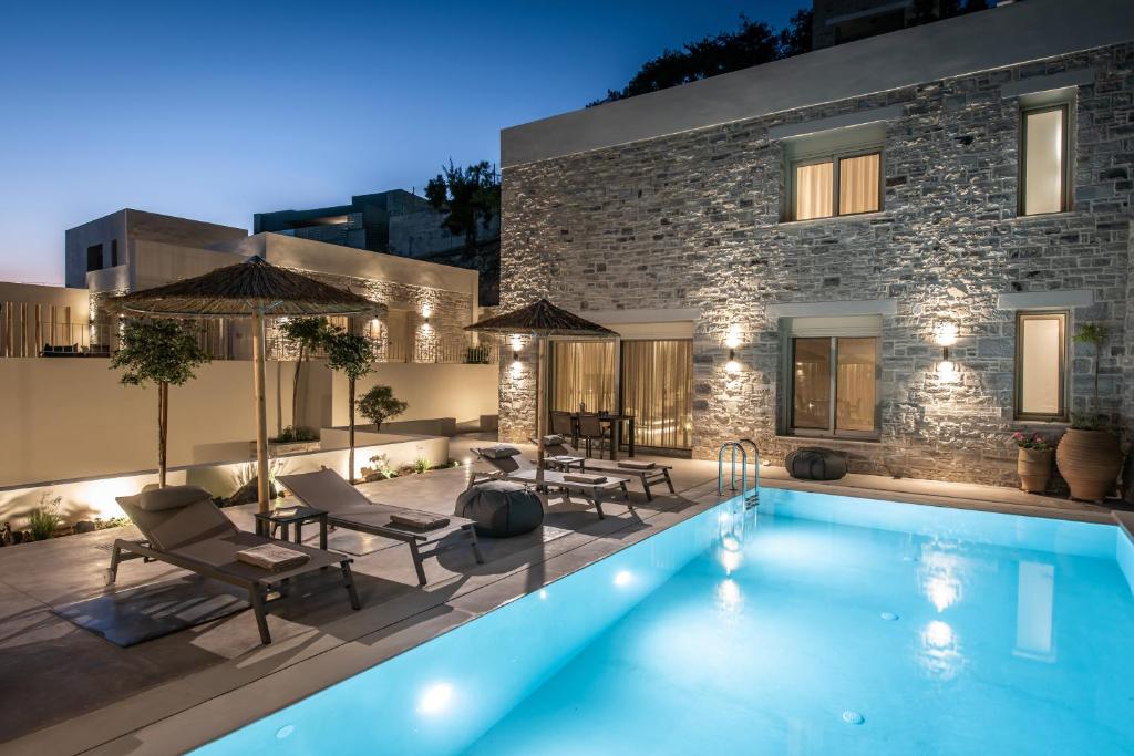 Bazén v ubytování Kamilari Luxury Residences nebo v jeho okolí