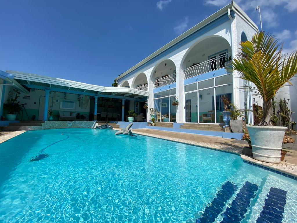 una piscina di fronte a una casa di ThE LaZy ShArK a Freeland Park