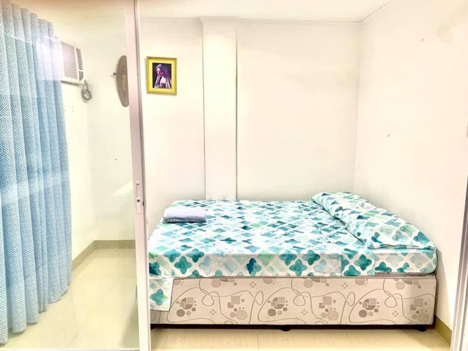 Ένα ή περισσότερα κρεβάτια σε δωμάτιο στο Cozy Central - Near arca south signal taguig