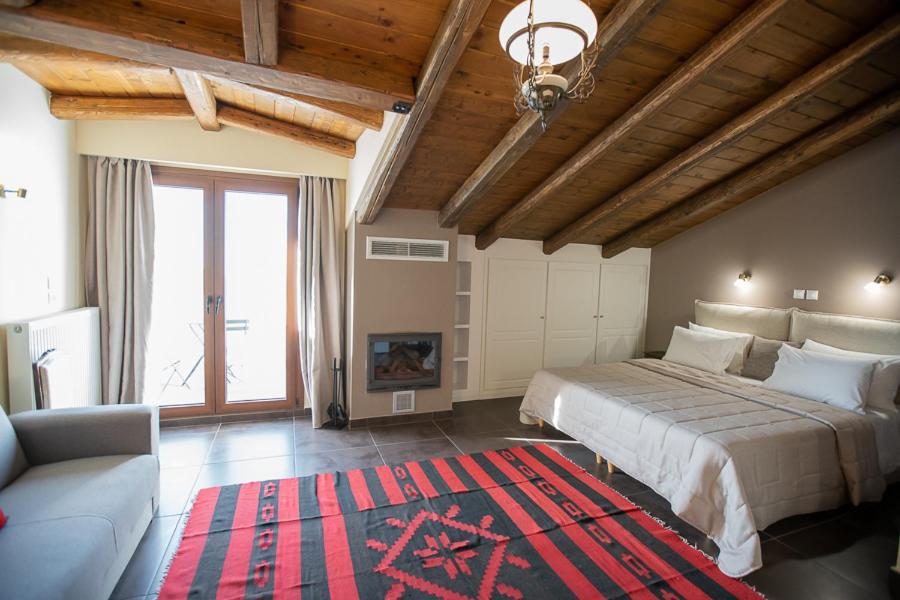 Postel nebo postele na pokoji v ubytování Ellinon Thea Arachova