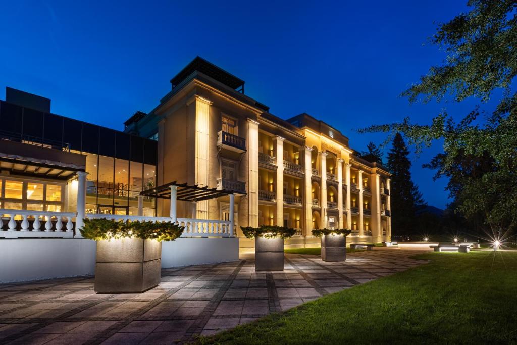 een groot gebouw 's nachts met lichten aan bij Hotel Aleksander Medical & SPA in Rogaška Slatina