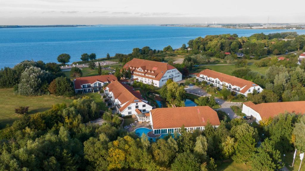 eine Luftansicht eines Hauses mit See in der Unterkunft Aedenlife Hotel & Resort Rügen in Trent