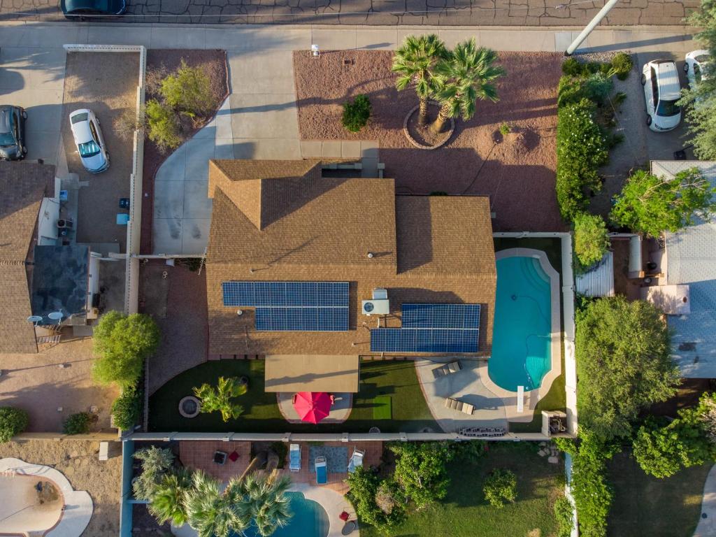 una vista aérea de una casa con paneles solares. en 3bdr Remodeled Scottsdale Desert Pool Oasis and Entertainment en Phoenix