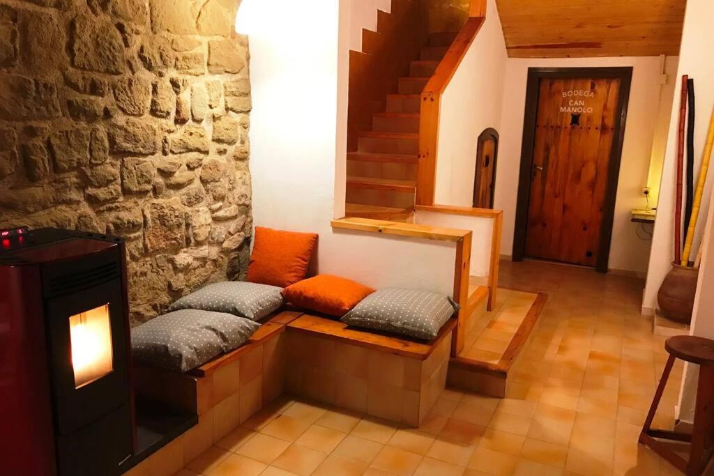 Pokój z ławką z poduszkami i schodami w obiekcie CA LA ROSITA w mieście Solsona