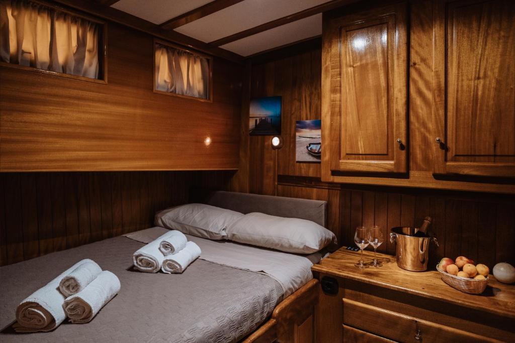 Una cama o camas en una habitación de Sicily Sea Charter HANDE CAPO GALERA