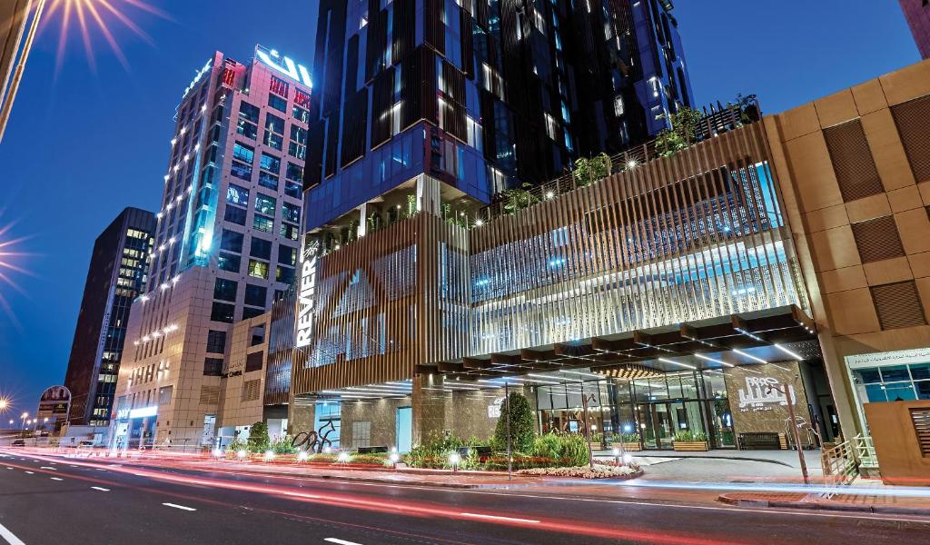 Revier Hotel - Dubai في دبي: شارع المدينة والمباني الطويلة في الليل