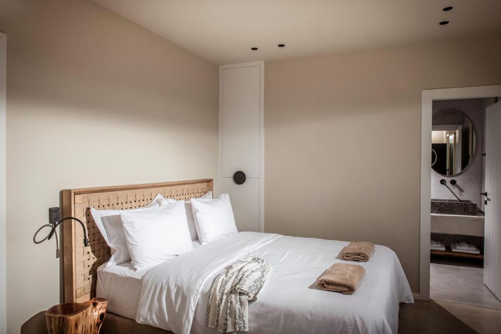 Postel nebo postele na pokoji v ubytování Kamilari Luxury Residences