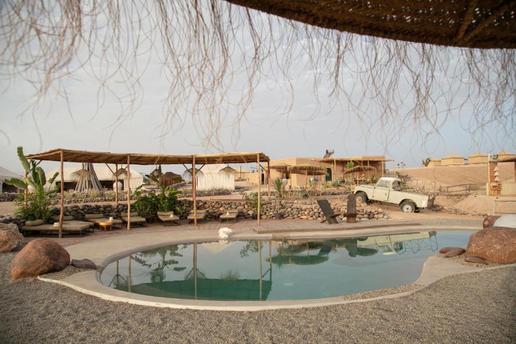 uma piscina no meio de um quintal em Inara Camp em El Karia