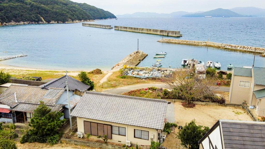 Sanuki的住宿－とまばりゲストハウス，海港的空中景色,水中有船只