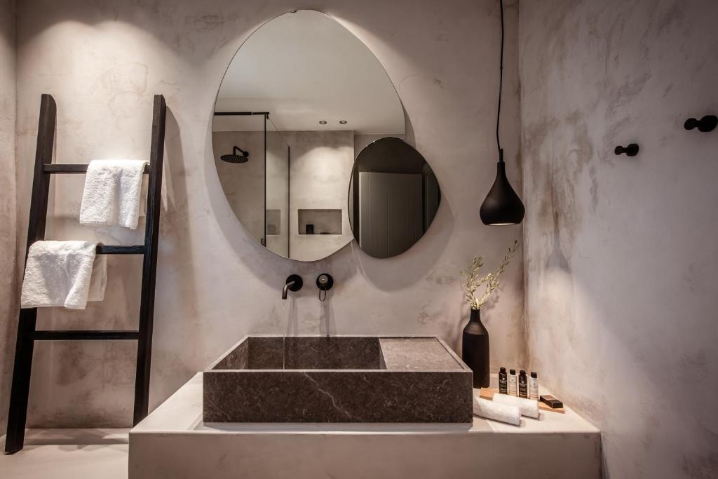 Koupelna v ubytování Kamilari Luxury Residences