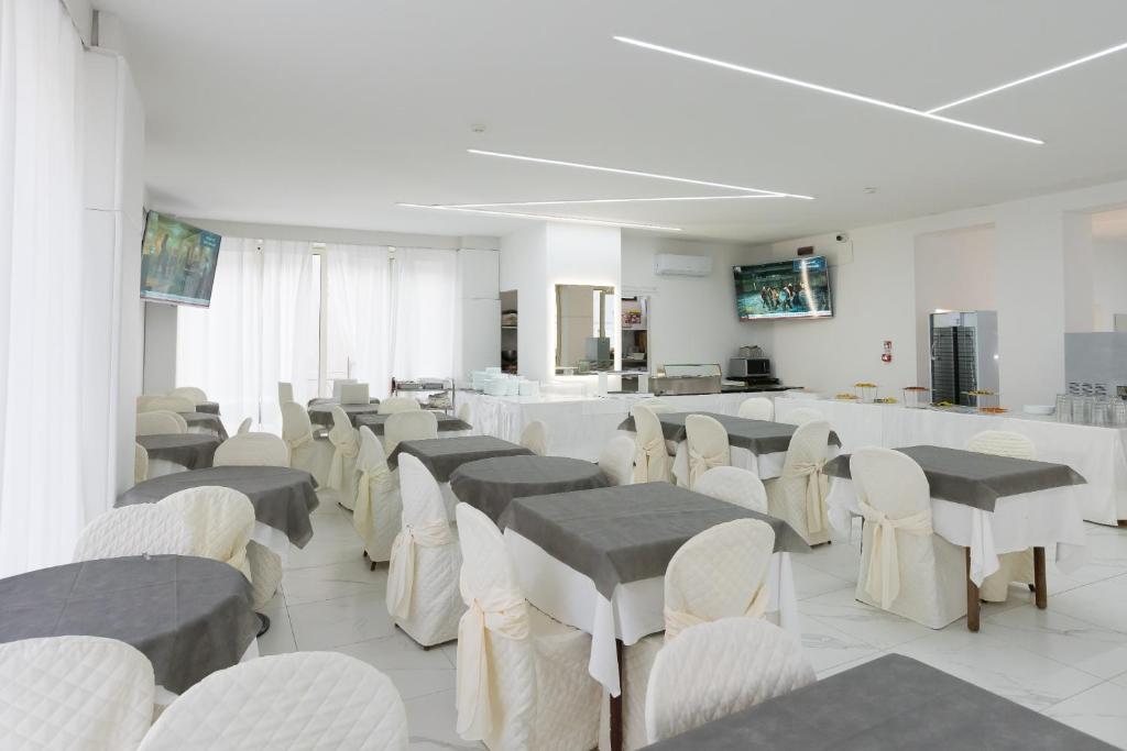 TV a/nebo společenská místnost v ubytování Hotel Ninfea Cattolica