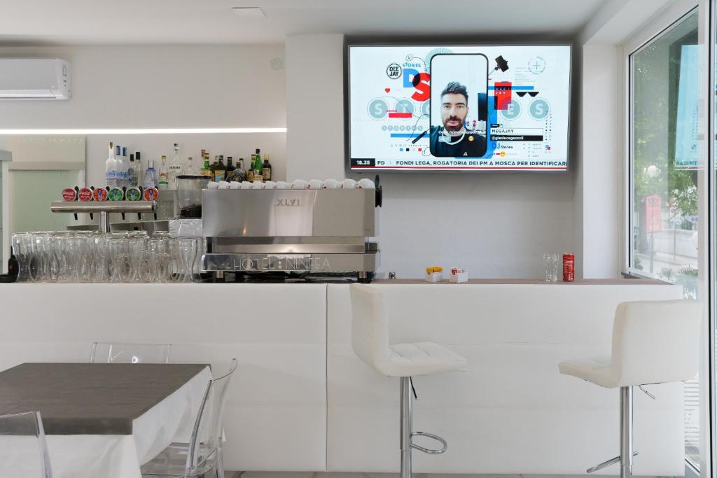 TV a/nebo společenská místnost v ubytování Hotel Ninfea Cattolica