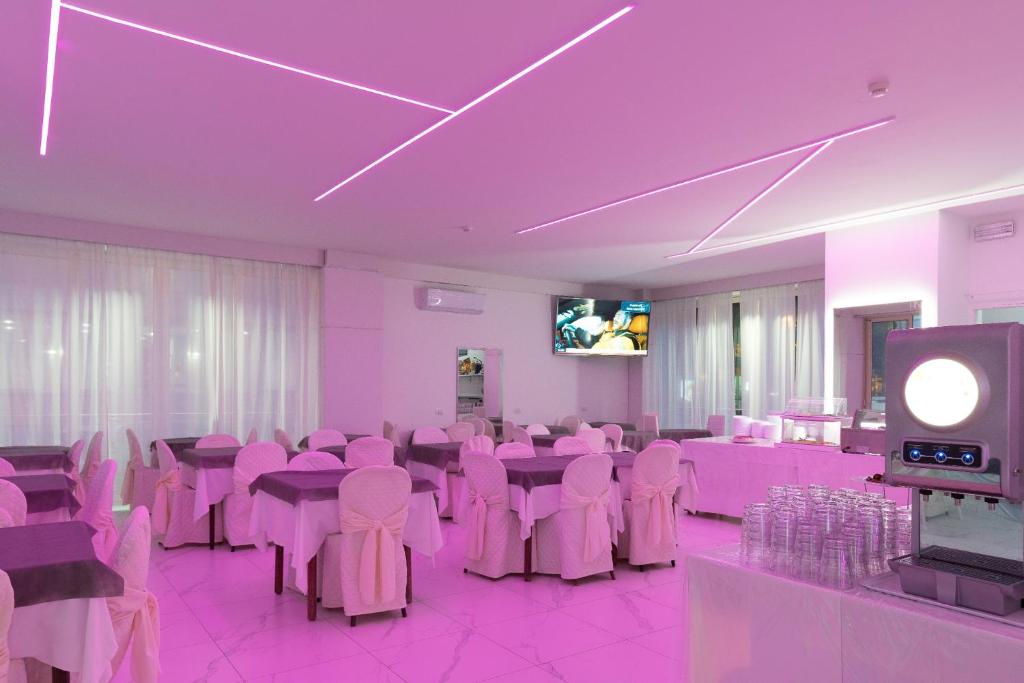 TV a/nebo společenská místnost v ubytování Hotel Ninfea Cattolica