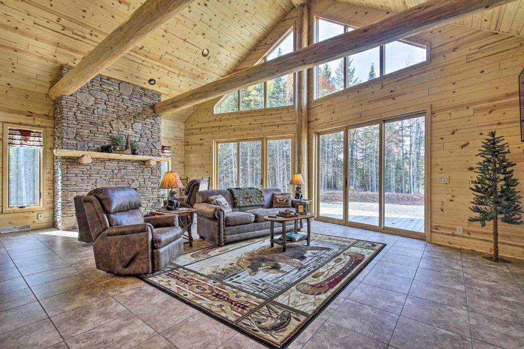 Χώρος καθιστικού στο Spacious Hurley Home with Game Room Near Lakes