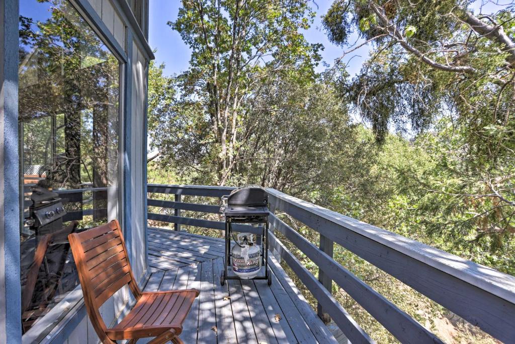 1 Mi to Lake Gregory Mtn-View Cabin with Deck - Holiday Home