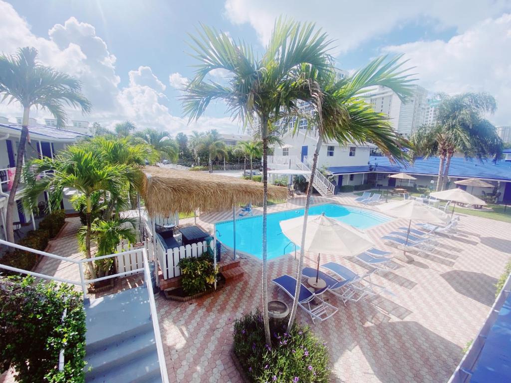 - une vue aérienne sur la piscine du complexe bordée de palmiers dans l'établissement Sea Steps By Lowkl, à Pompano Beach