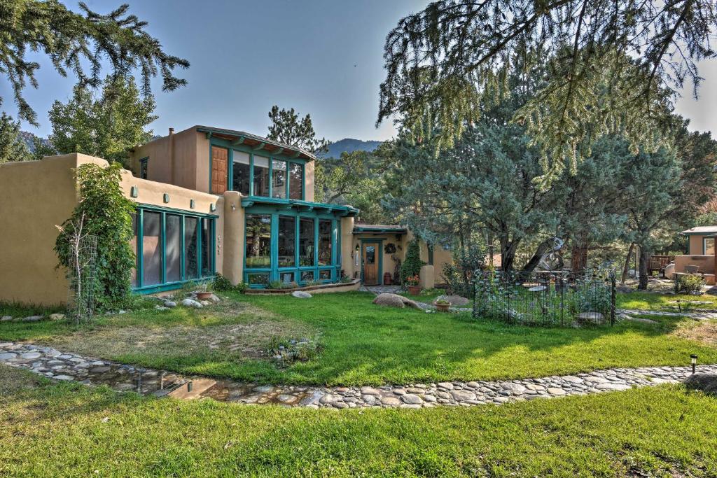 une image d'une maison dans l'établissement Riverheart Retreat - One-of-a-Kind Villa!, à Buena Vista