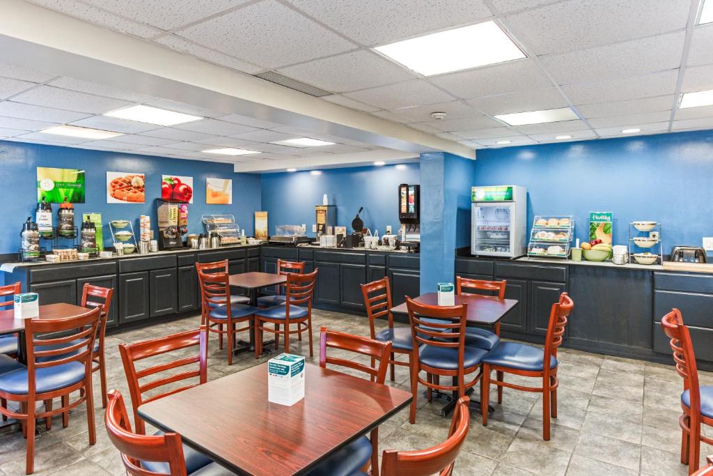 Příslušenství pro přípravu čaje a kávy v ubytování Quality Inn & Suites Plattsburgh