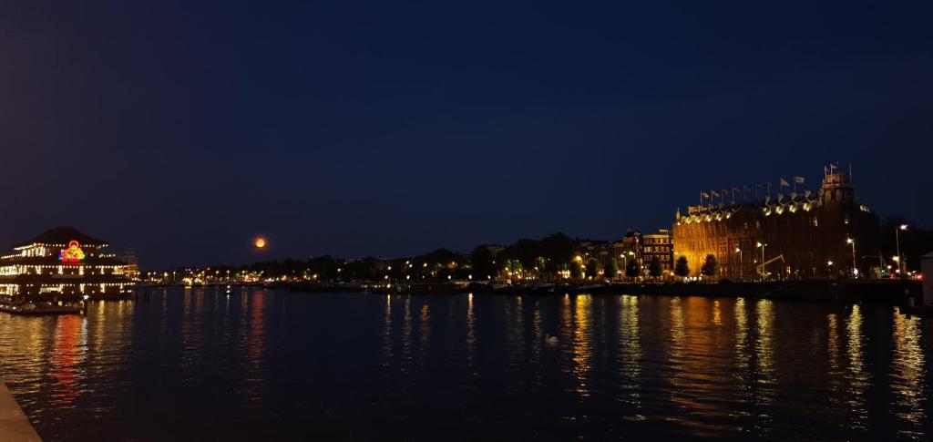 Výhled na řeku, která protéká v blízkosti hostelu