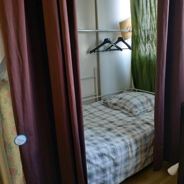 A bed or beds in a room at Dormir à Paris