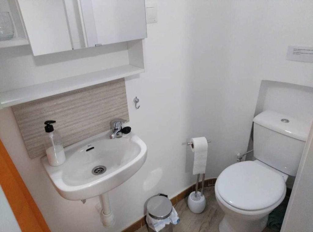 A bathroom at Moderno apartamento en el corazón de Madrid Sol