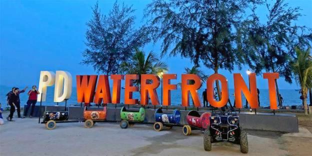 un cartel que dice p Waterfront frente a una playa en Marvel Suite ABNB, en Port Dickson