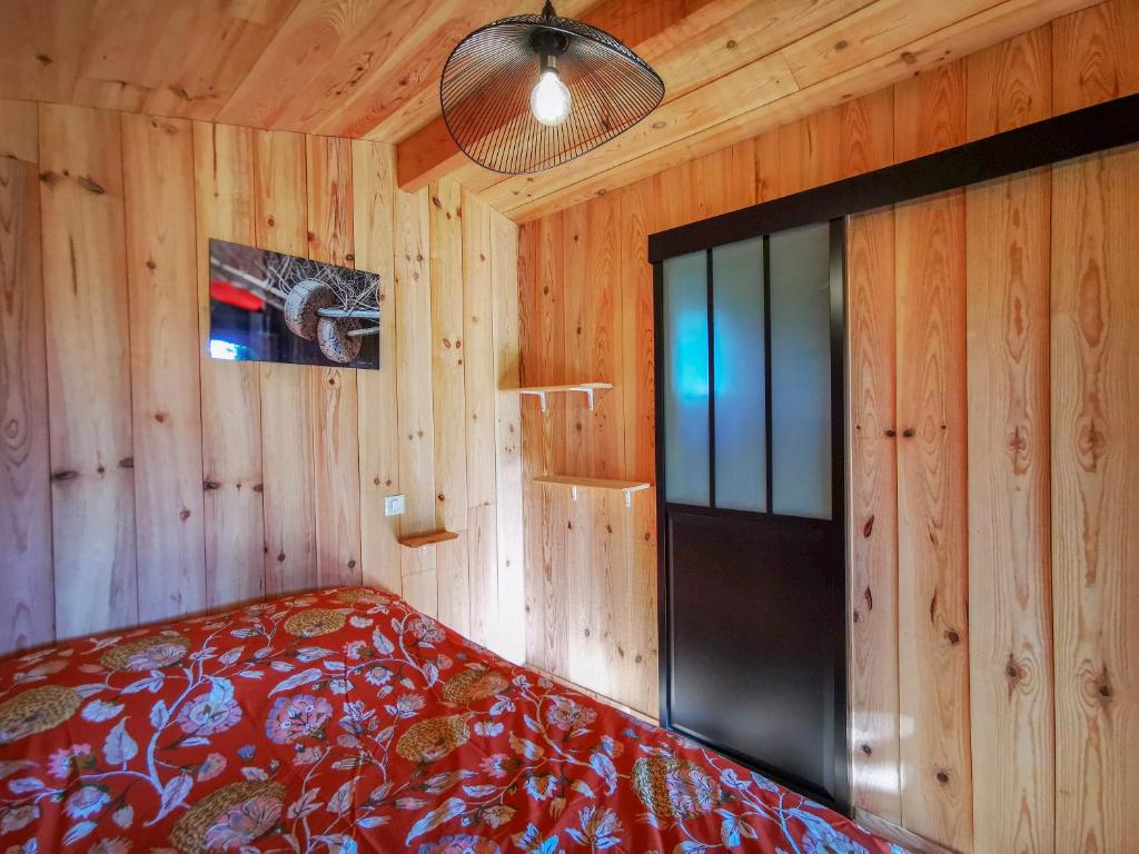 En eller flere senge i et værelse på Joli chalet en bois à 7 mn des plages du Bassin d'Arcachon