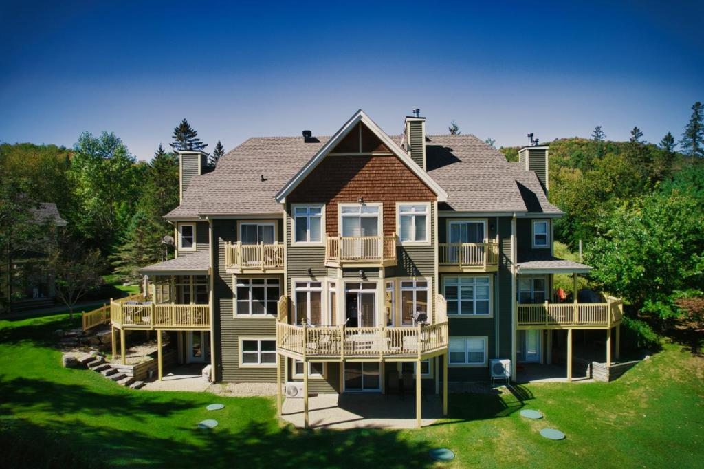 una vista aérea de una casa grande en Aiglon by Rendez-Vous Mont-Tremblant, en Mont-Tremblant