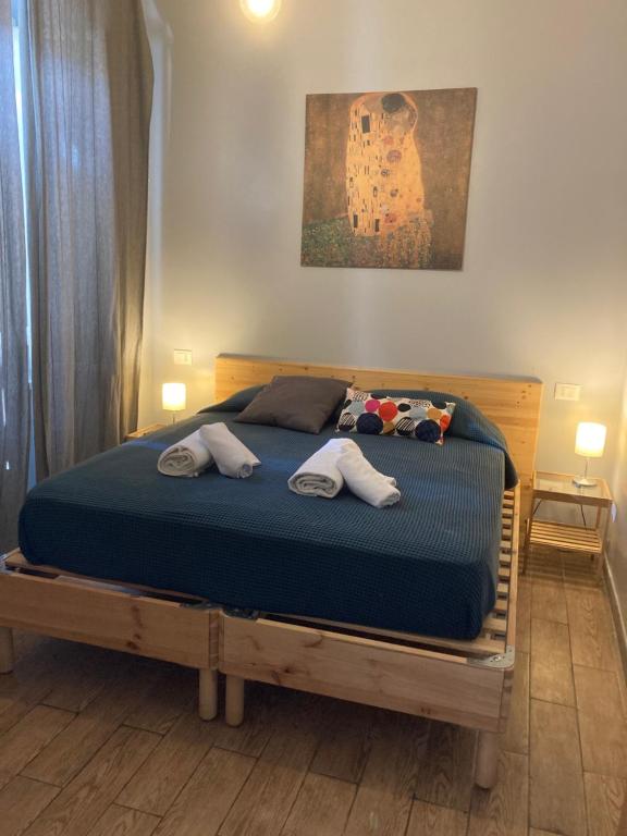sypialnia z łóżkiem z ręcznikami w obiekcie Old Bakery Rome GuestHouse w Rzymie