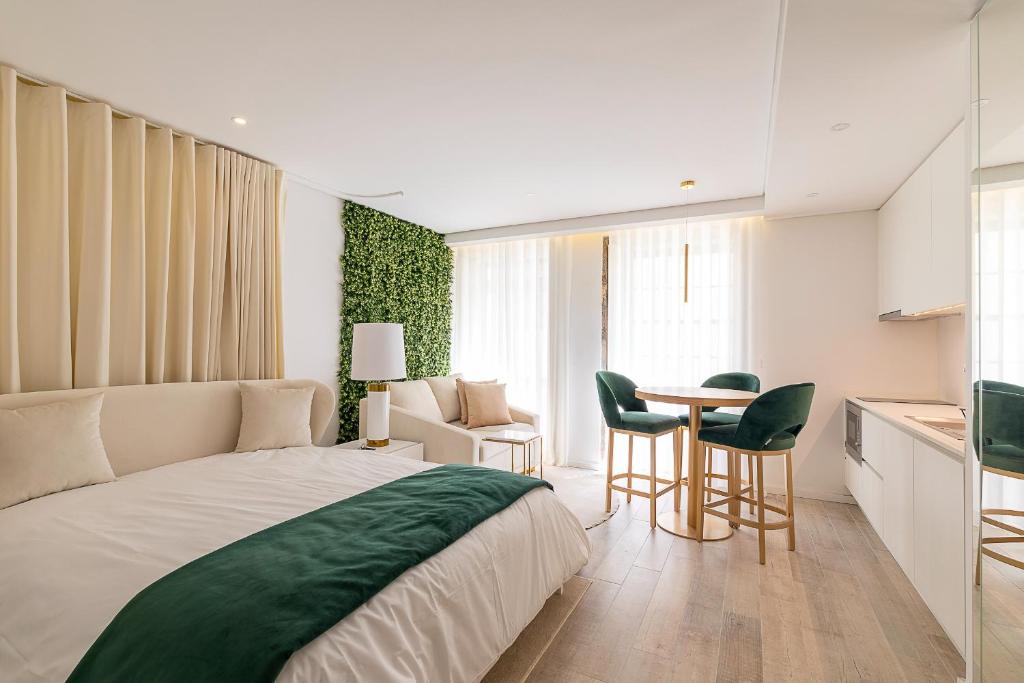 una camera con letto, tavolo e sedie di OportoLuxApartments a Porto