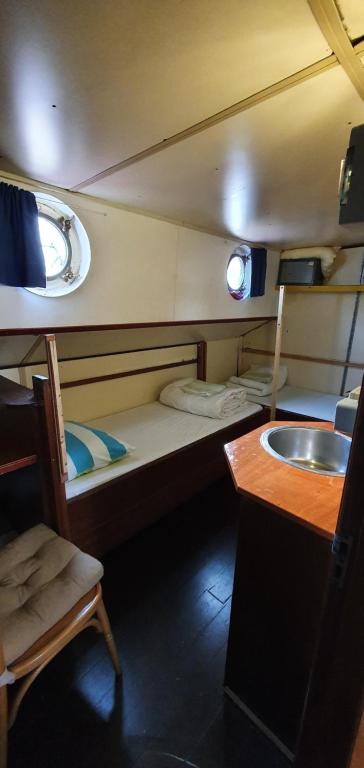 Postel nebo postele na pokoji v ubytování Intersail Hostel - Avontuur
