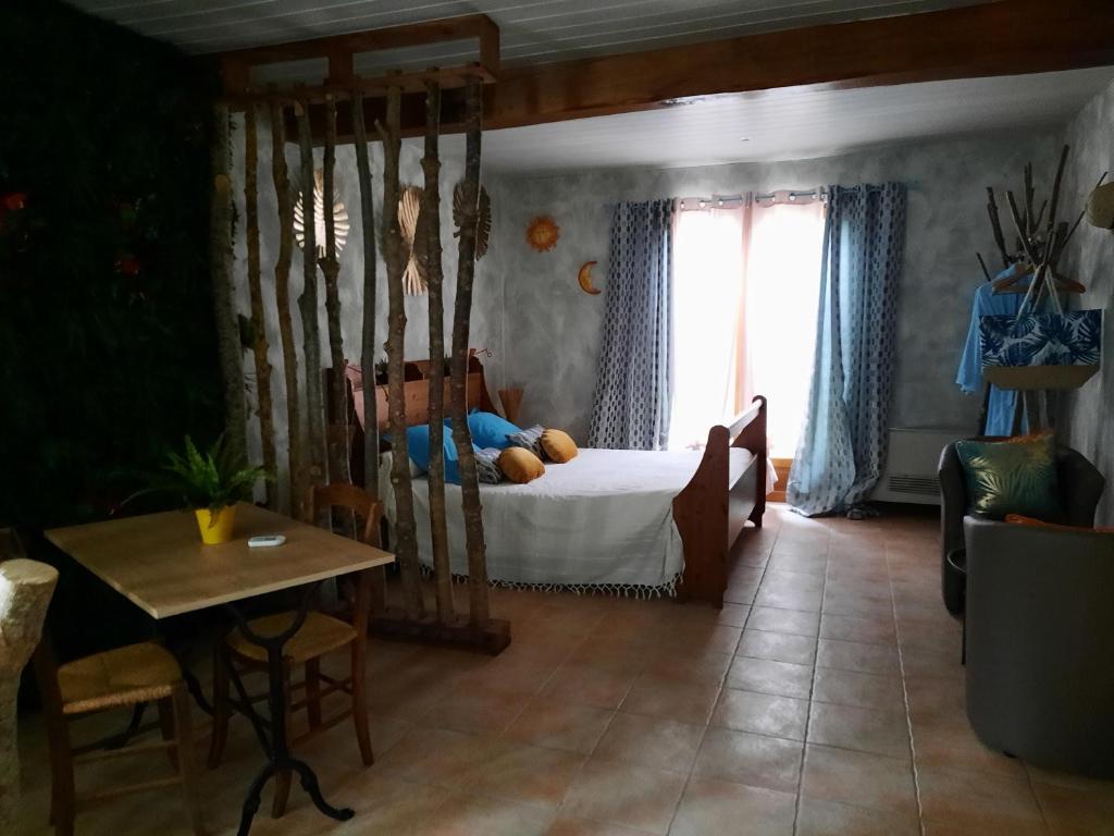 Postel nebo postele na pokoji v ubytování Chambre d'Hôtes Le Moulin d'Encor