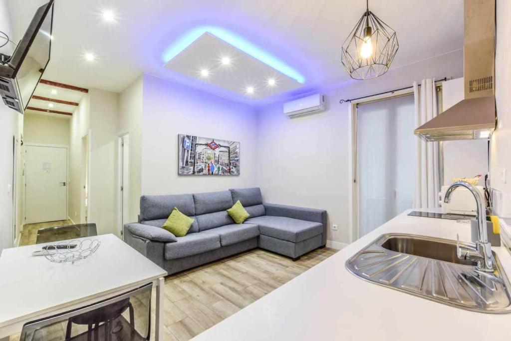 uma grande sala de estar com um sofá em Acogedor Apartamento entre Sol Gran Vía y Palacio em Madri