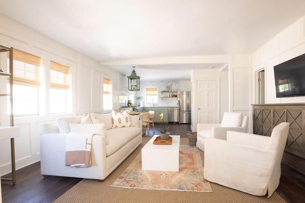 Guesthouse Charleston EAST 42 D في تشارلستون: غرفة معيشة مع أريكة بيضاء وكرسيين
