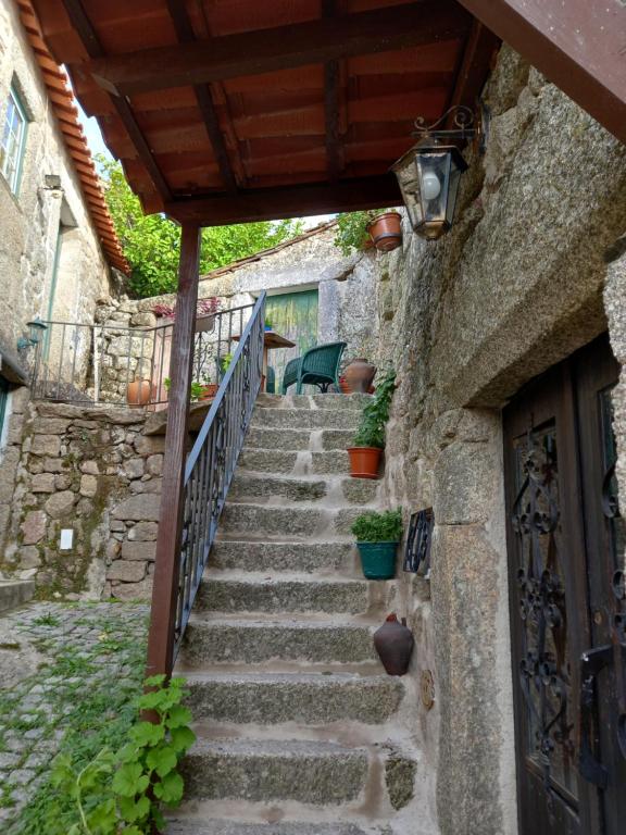 eine Treppe, die zu einem Gebäude mit einer Tür führt in der Unterkunft Casa da Ti Maria Pereira in Monsanto