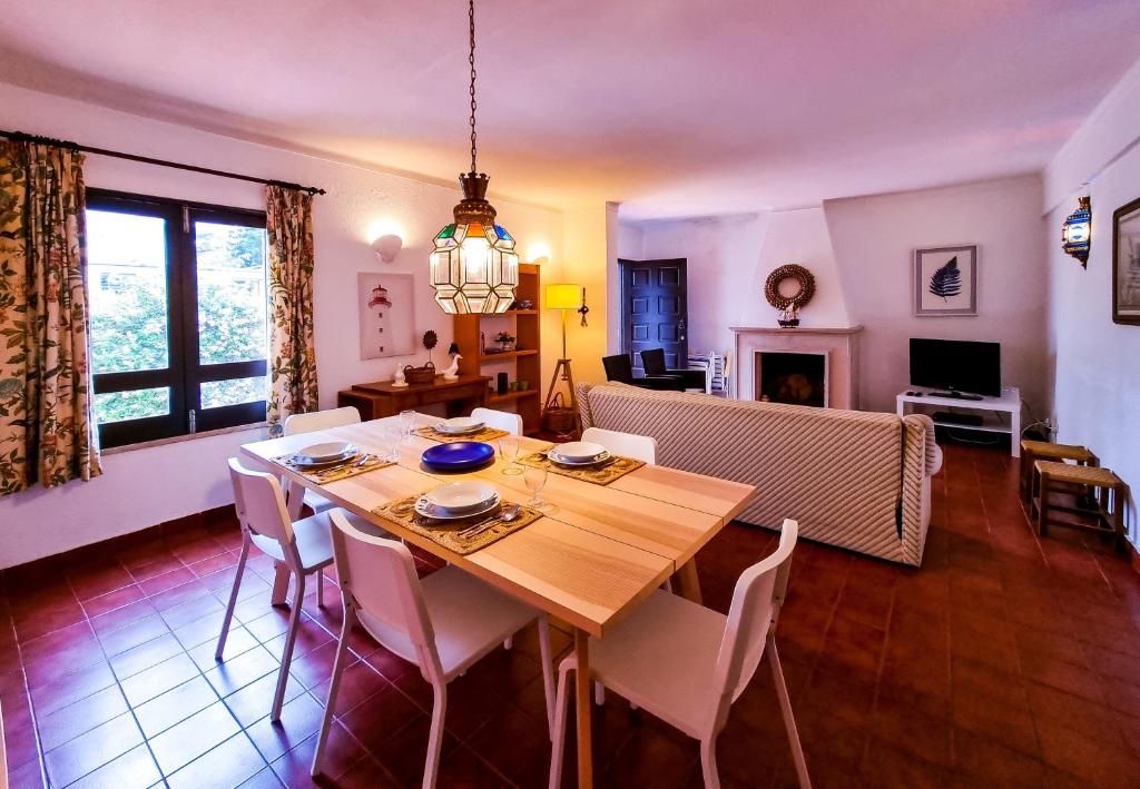 ein Esszimmer und ein Wohnzimmer mit einem Tisch und Stühlen in der Unterkunft FLH Monte Gordo Family Flat with Terrace in Monte Gordo