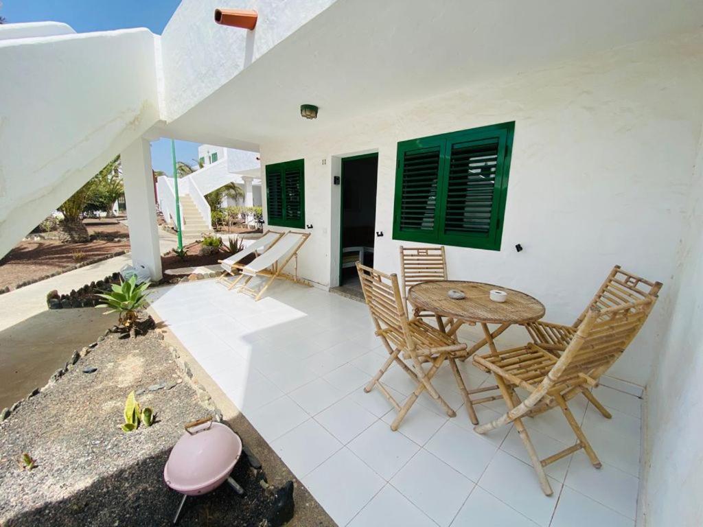 a patio with chairs and a table on a house at Lagos del cotillo in El Cotillo