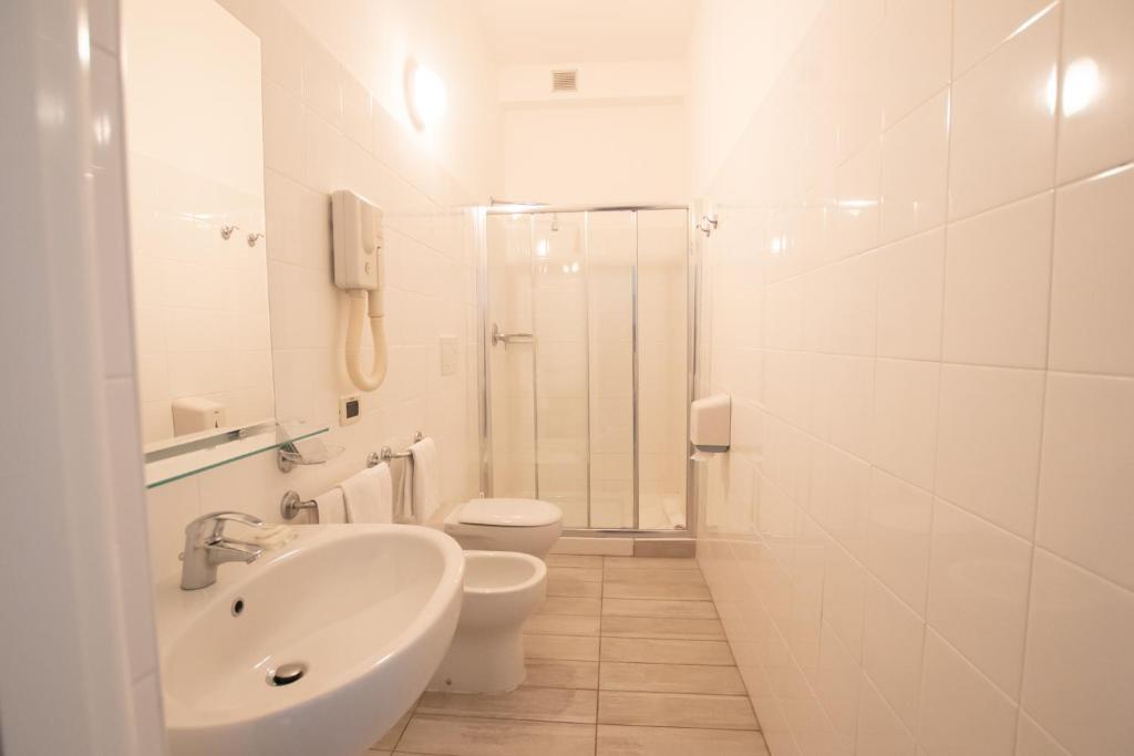 Koupelna v ubytování Piccolo Hotel