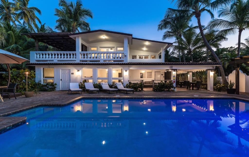 una casa con piscina frente a ella en Casa Isleña, en Rincón