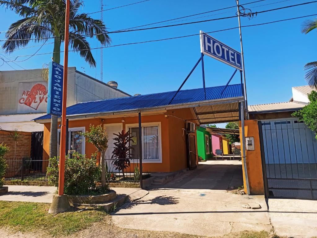 una calle vacía frente a un motel en Mis Casitas en Chajarí