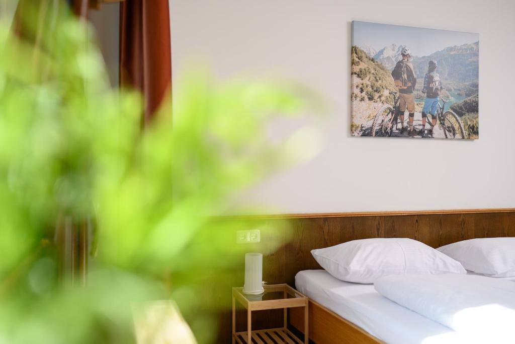 Postel nebo postele na pokoji v ubytování Sonnenburg Hotel