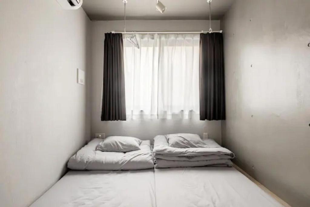 a bed in a room with a window at Marvelous Ryogoku - Vacation STAY 74210v in Tokyo