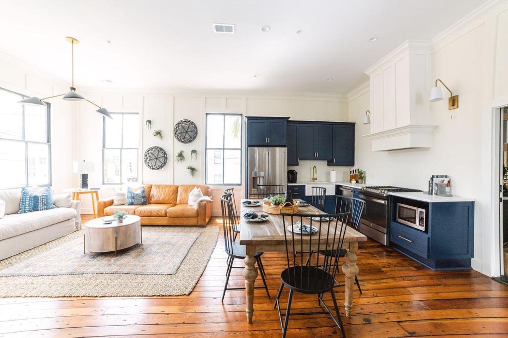 a kitchen and living room with a table and chairs at Guesthouse Charleston EAST 46 H in Charleston