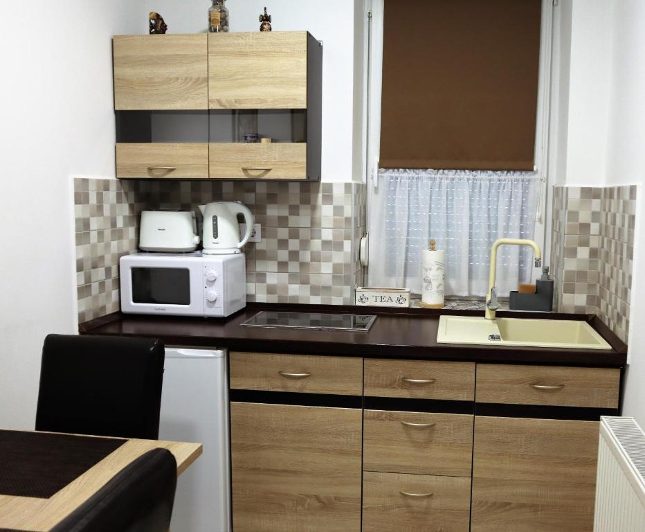 Kuchyň nebo kuchyňský kout v ubytování Wolf House Apartman