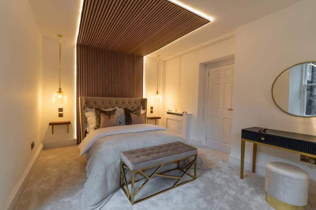 Postel nebo postele na pokoji v ubytování The West End Retreat - Luxurious Apartment - Prime Location