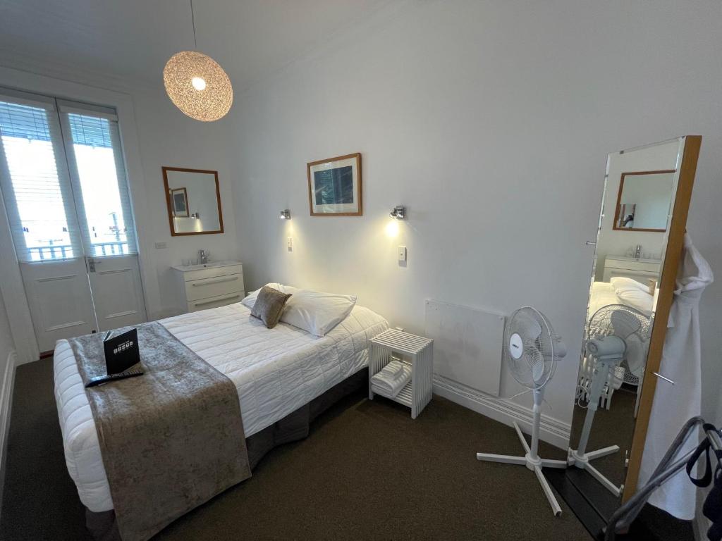 Postel nebo postele na pokoji v ubytování Ōtoromiro Hotel