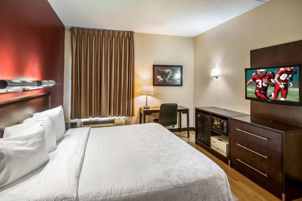 Red Roof Inn PLUS+ South Deerfield - Amherst - Superior King Room Disability Access Smoke Free