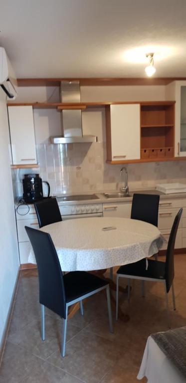 Kuchnia lub aneks kuchenny w obiekcie Apartmani Citrus Novigrad